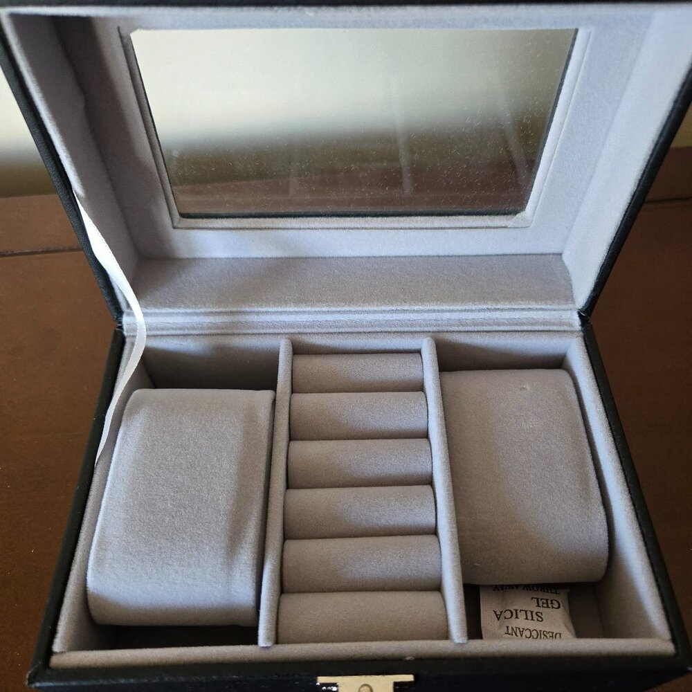 Faux leather jewelery case